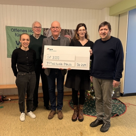 Judith Paur (operative Leitung), Dajana Fritsche (Standortleitung), Johannes von Heyl (Stiftungsrat) und Renato Maag (Stiftungsrat) nehmen den Scheck von Marco Letta entgegen.